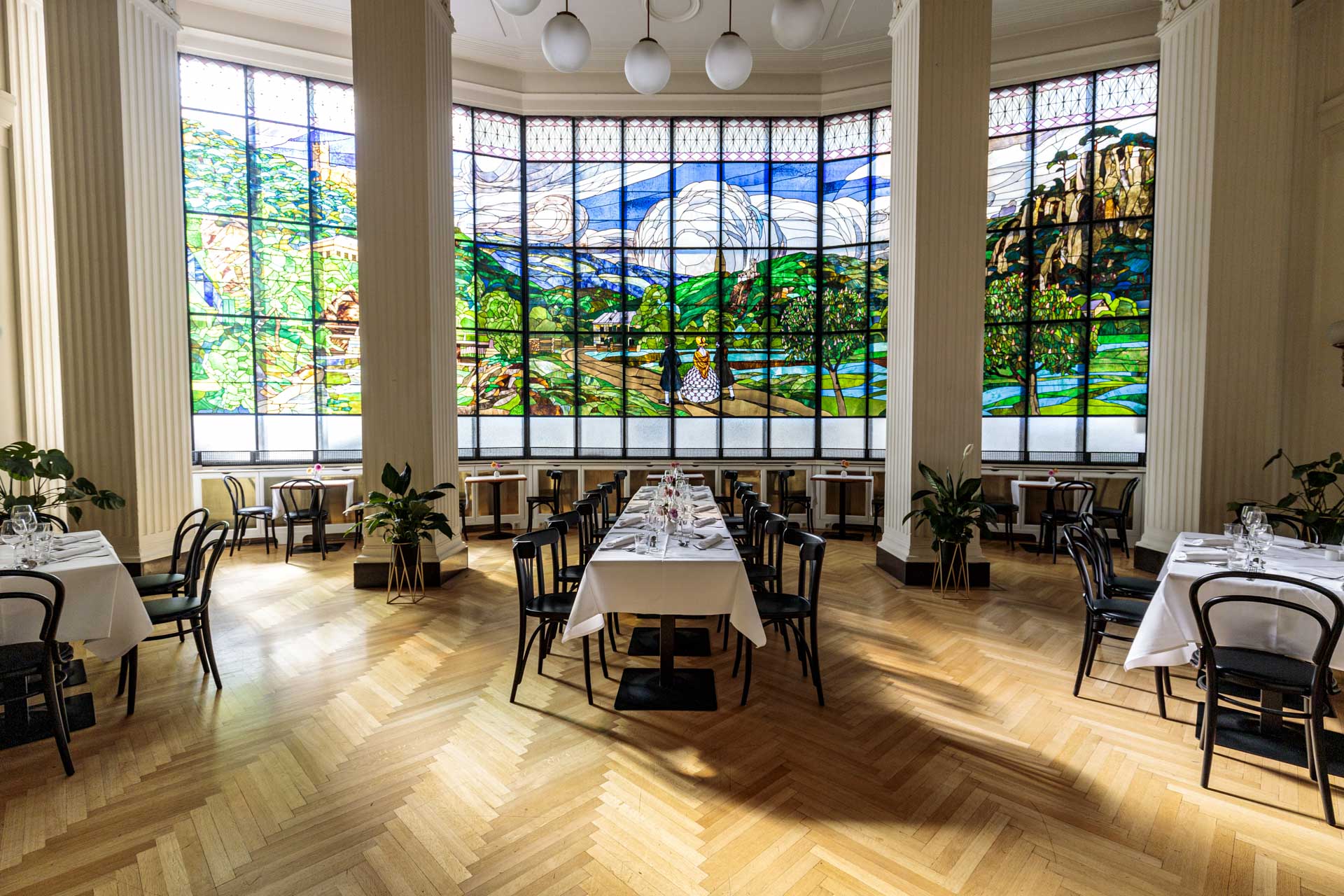 Der Ferdinand — stained glass dining room